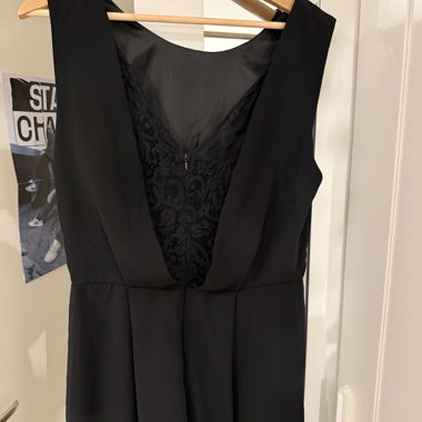 Schwarzer ärmelloser Jumpsuit