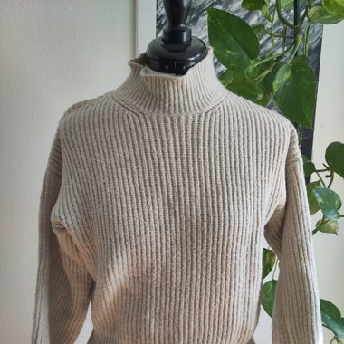 Weisser Strickpullover