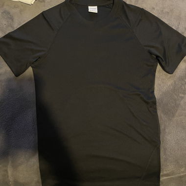 T-shirt sportiva nera Bershka