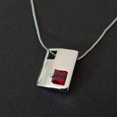 Ciondolo con pietra rossa
