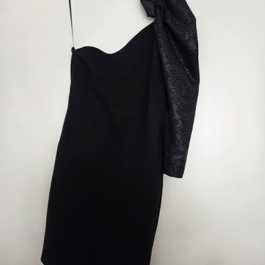 Belle robe noire Mango, épaules dénudées