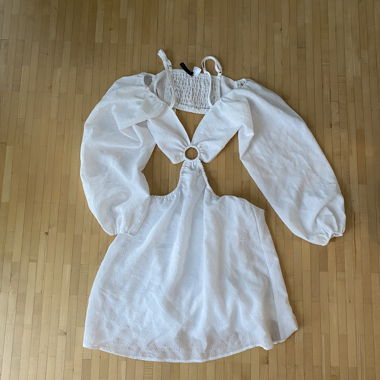 Abito bianco con cut-out