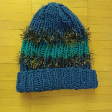 Gestrickte Wintermuetze blau