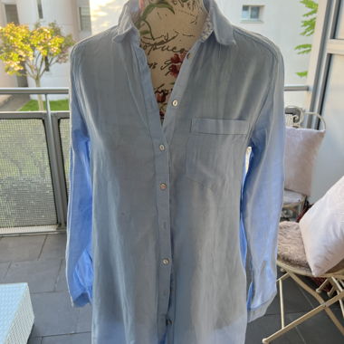 Blusa azzurra a maniche lunghe