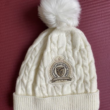 Weisse Strickmuetze mit Bommel