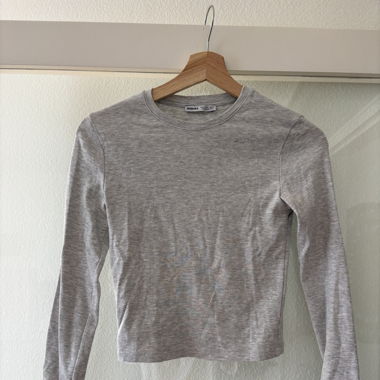 Leichter grauer Pullover