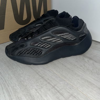 Adidas Yeezy 700