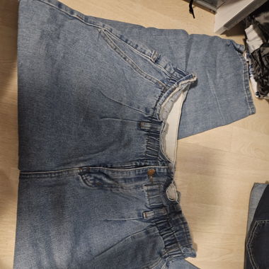 Jeans, kinda wide