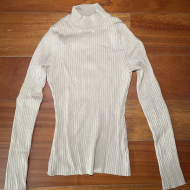 Beiger Rollkragenpullover
