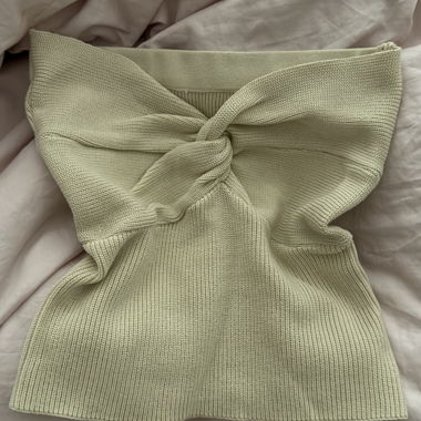 Top in maglia con dettaglio nodo beige