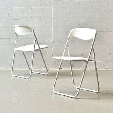 2 chaises pliantes en plastique avec structure en métal 1980