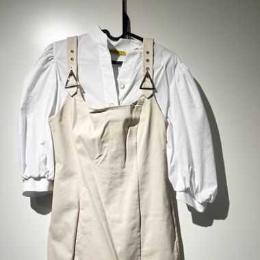 Modischer Zweiteiler: Trägerkleid & Bluse – L