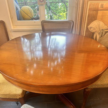 Round antique extendable table