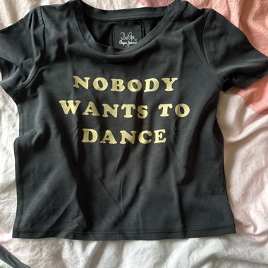 Schwarzes Crop Top mit Print
