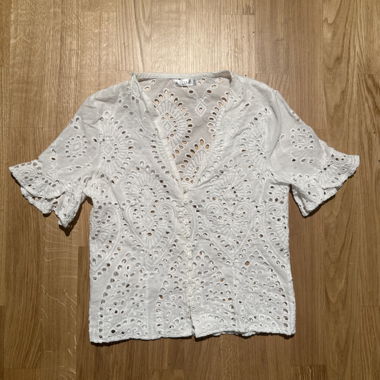 Kaylla White lace blouse with flared sleeves