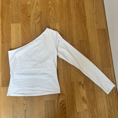 Haut blanc à une épaule