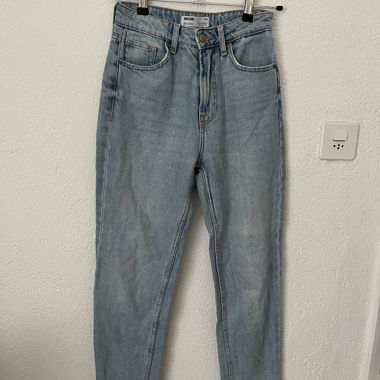 Bershka Denim Mom Jeans in hellblauer Wäsche