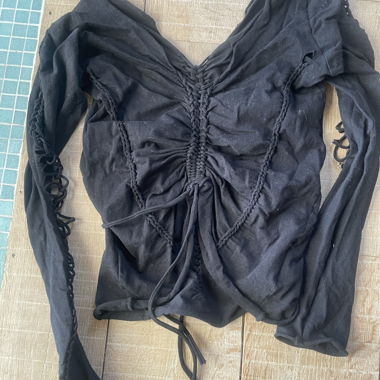 Top nero con lacci
