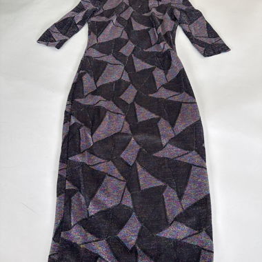 Abito con maniche geometriche