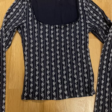 Flower longsleeve in dark blue and white