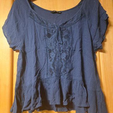 Dunkelblaue Bluse mit Spitze