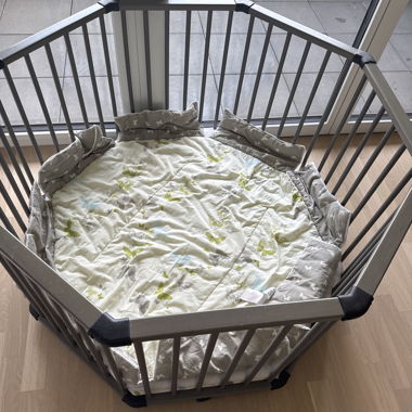 Baby playpen with insert