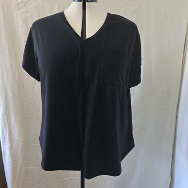 T-shirt nero con scollo a V