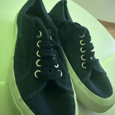 Schwarze Plateau-Sneaker
