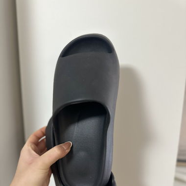 You get 3 SLIDES BLACK/BROWN/CREAM Gr.43(one size)