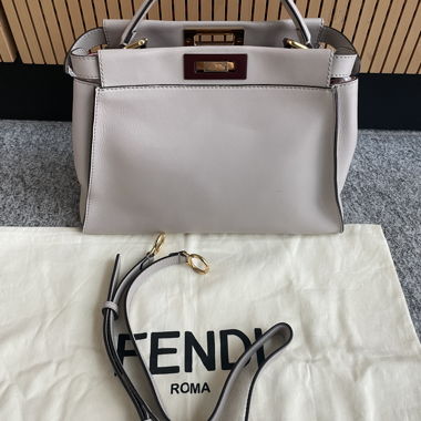 Borsa Fendi Peekaboo media
