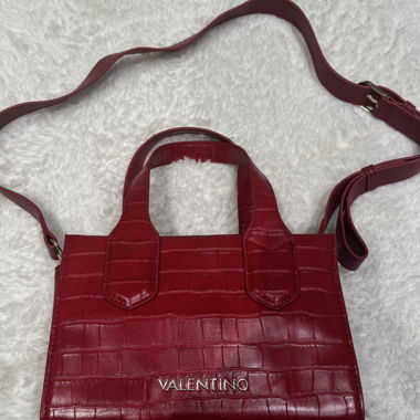 Piccola borsa a tracolla rossa con stampa coccodrillo