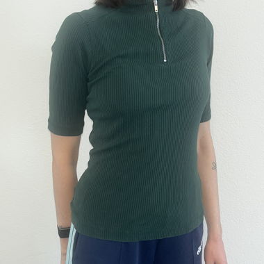 Top verde a collo alto con dettaglio zip