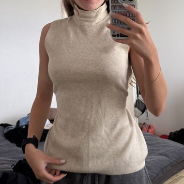 Top beige senza maniche con collo alto