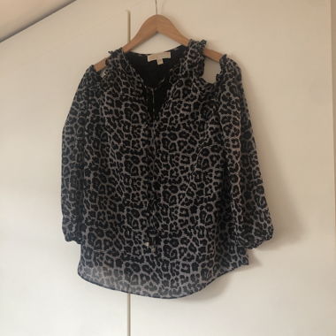 Blouse motif leopard épaules dénudées
