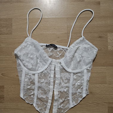 Haut court en dentelle blanche Bershka
