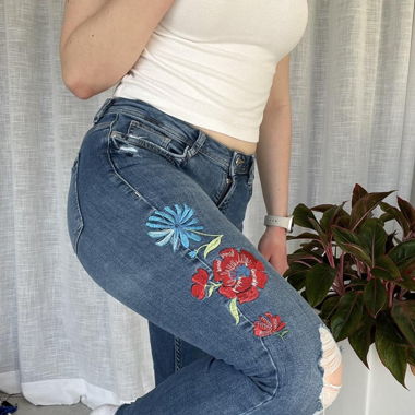 Jean skinny bleu avec broderie florale