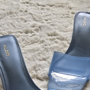 Mules à petits talons bleus transparentes