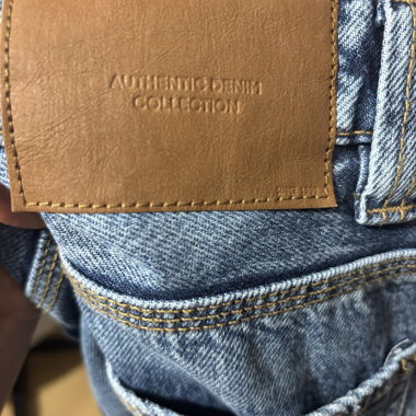 Wide-Leg Jeans
