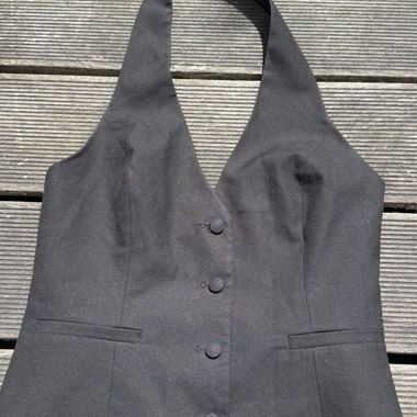 Gilet nero con scollo halter