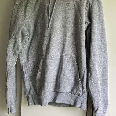 Grauer Pullover