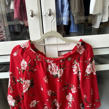 Bluse mit Blumenmuster rot