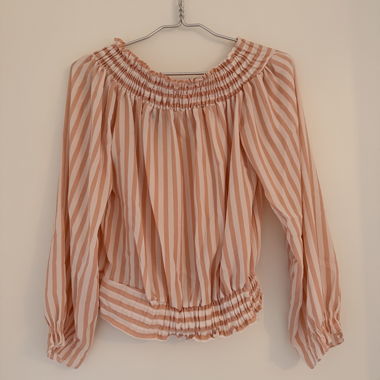 Blusa a righe rosa con colletto arricciato