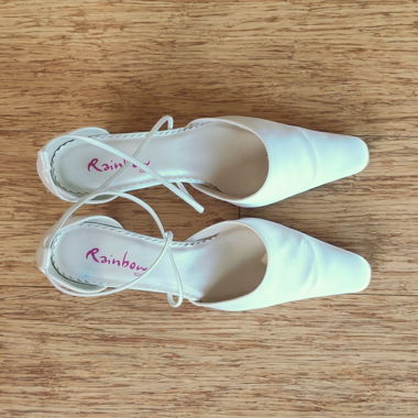 Chaussures en satin couleur ivoire par Rainbow Club (Taille 39)