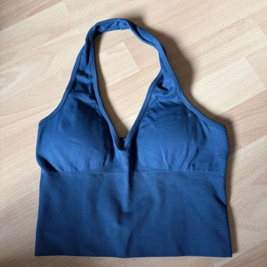 Top sportivo blu con collo a halter