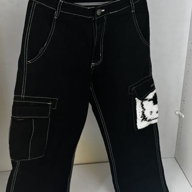 Pantaloni cargo neri con patch Hello Kitty