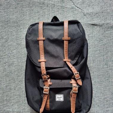 Herschel Rucksack – Schwarz mit rotem Innenfutter