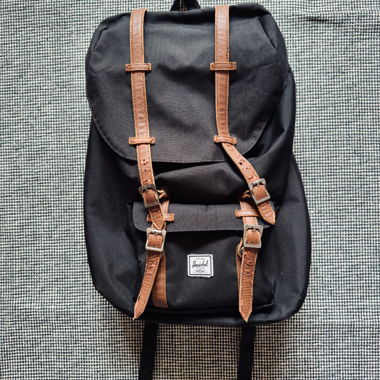 Herschel Rucksack – Schwarz mit rotem Innenfutter
