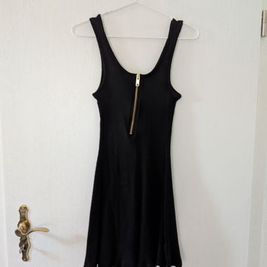 Schwarzes geripptes ärmelloses Kleid