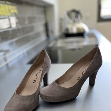 Décolleté con plateau grigio chiaro di Unisa
