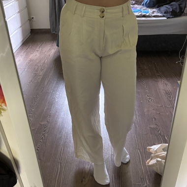 Pantalon fin Stradivarius en parfait état